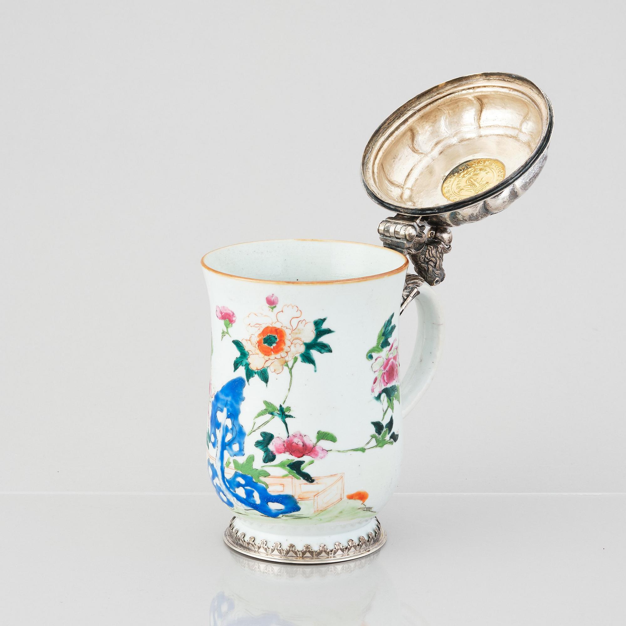 Kanna med lock, famille rose, med silvermontering av Nils Gram d ä, Köpenhamn 1756.