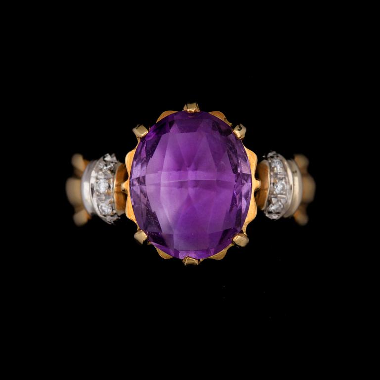 RING, 18k guld med ametist och små briljantslipade diamanter. Vikt 7,9g.