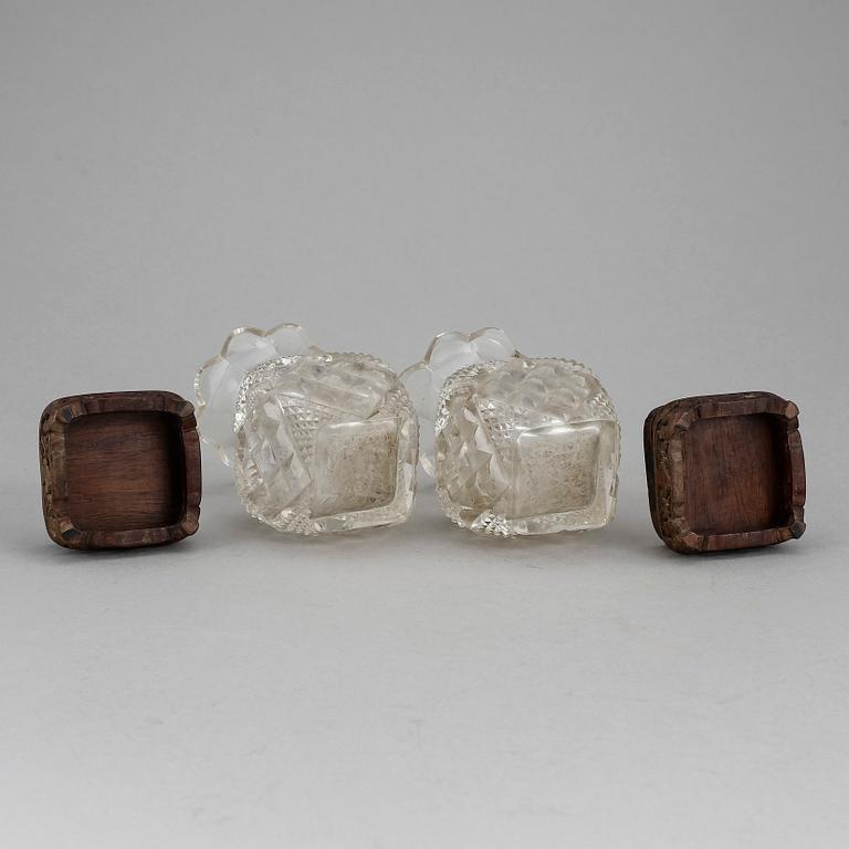VASER, ett par, glas. Kina för europeisk marknad. 1900-tal.
