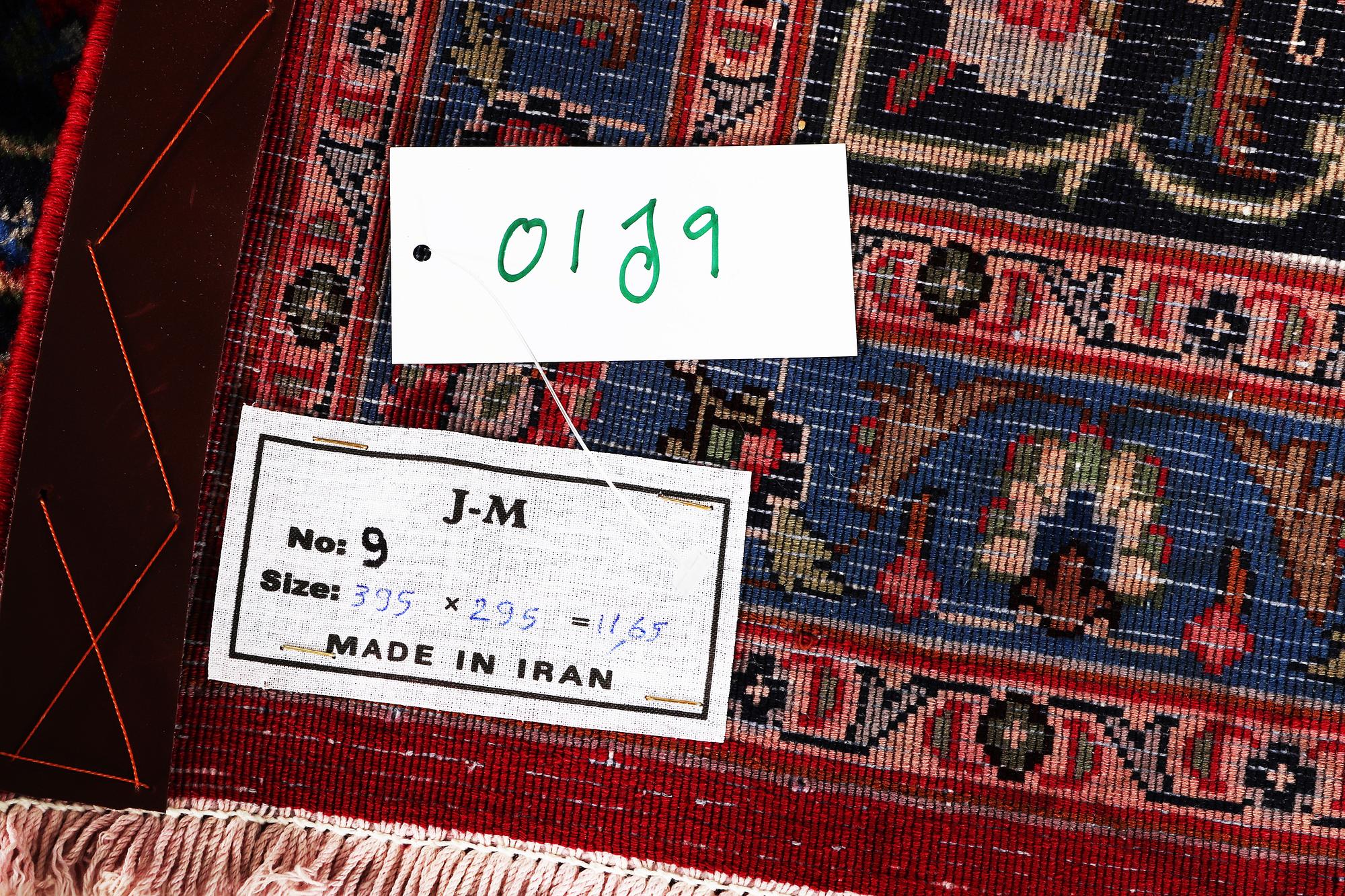 A carpet, Kashan, ca 395 x 295 cm.