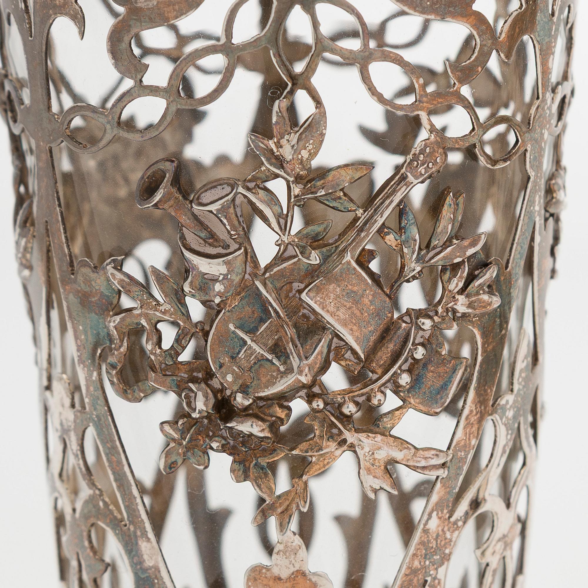 Vaser, ett par, silver och glass, London 1907.