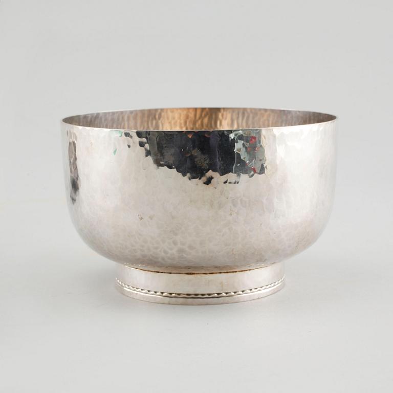 A 20th century silver box and bowl from England and Sweden, total weight 430 g.