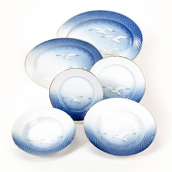 A 136 pcs Måsen dinner service Royal Copenhagen and Bing & Grondahl Denmmark.