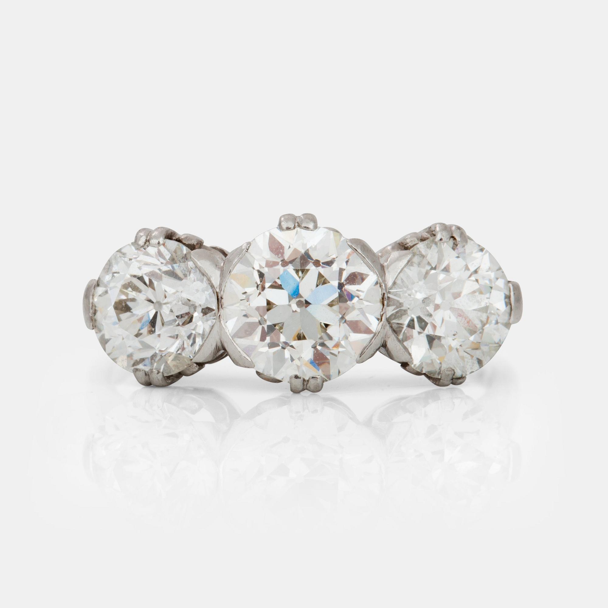 RING med gammalslipade diamanter, totalt ca 3.90 ct. Tillverkad av C F Carlman, Stockholm, 1940.