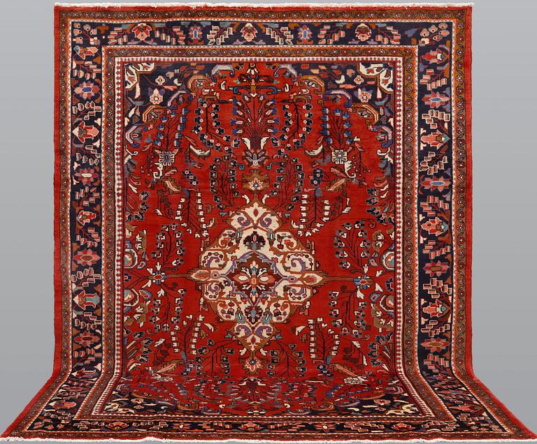 A Lilihan carpet, ca 301 x 232 cm.