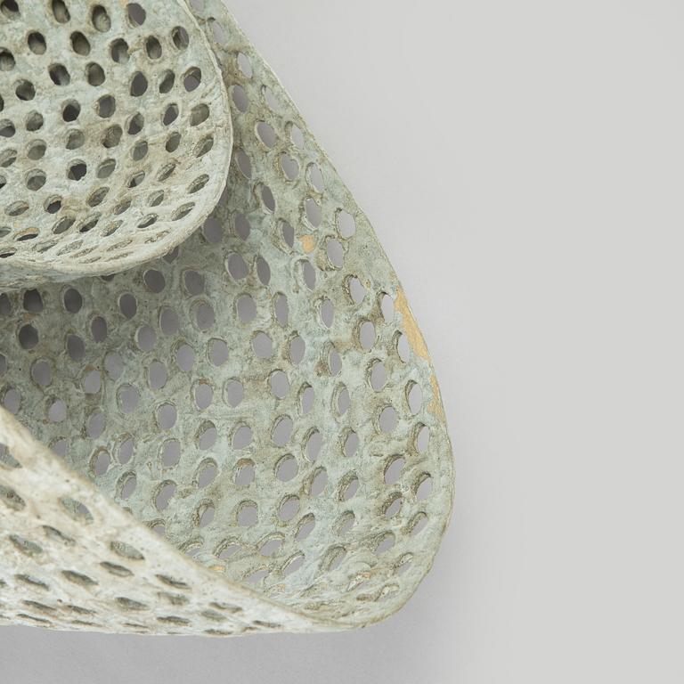 Kristina Riska, veistos, "Basket sculpture" keramiikkaa, signeerattu KR.