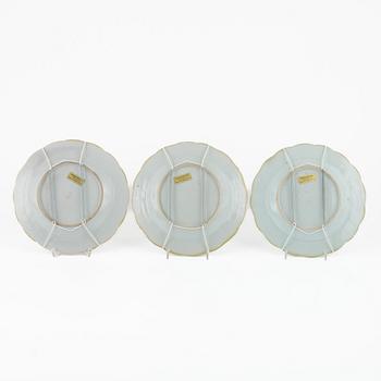 Tallrikar, porslin, 3 st, samt skålfat, Kina, 1700-tal.