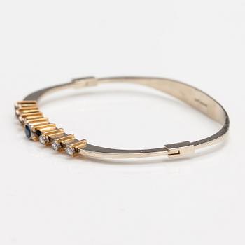 Elis Kauppi, An 18K white and yellow gold bracelet with a sapphire and diamonds. Kupittaan kulta, Turku 1982.