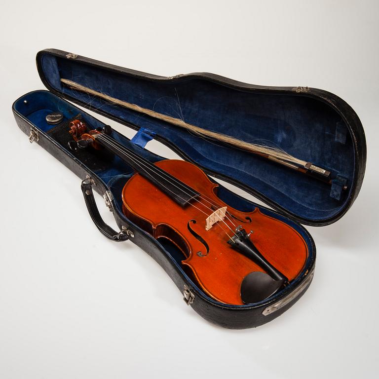 VIOLIN, etikettmärkt Rudolf Götz, Geigenbauer Wernitzgrün i.S fecit anno 1913.