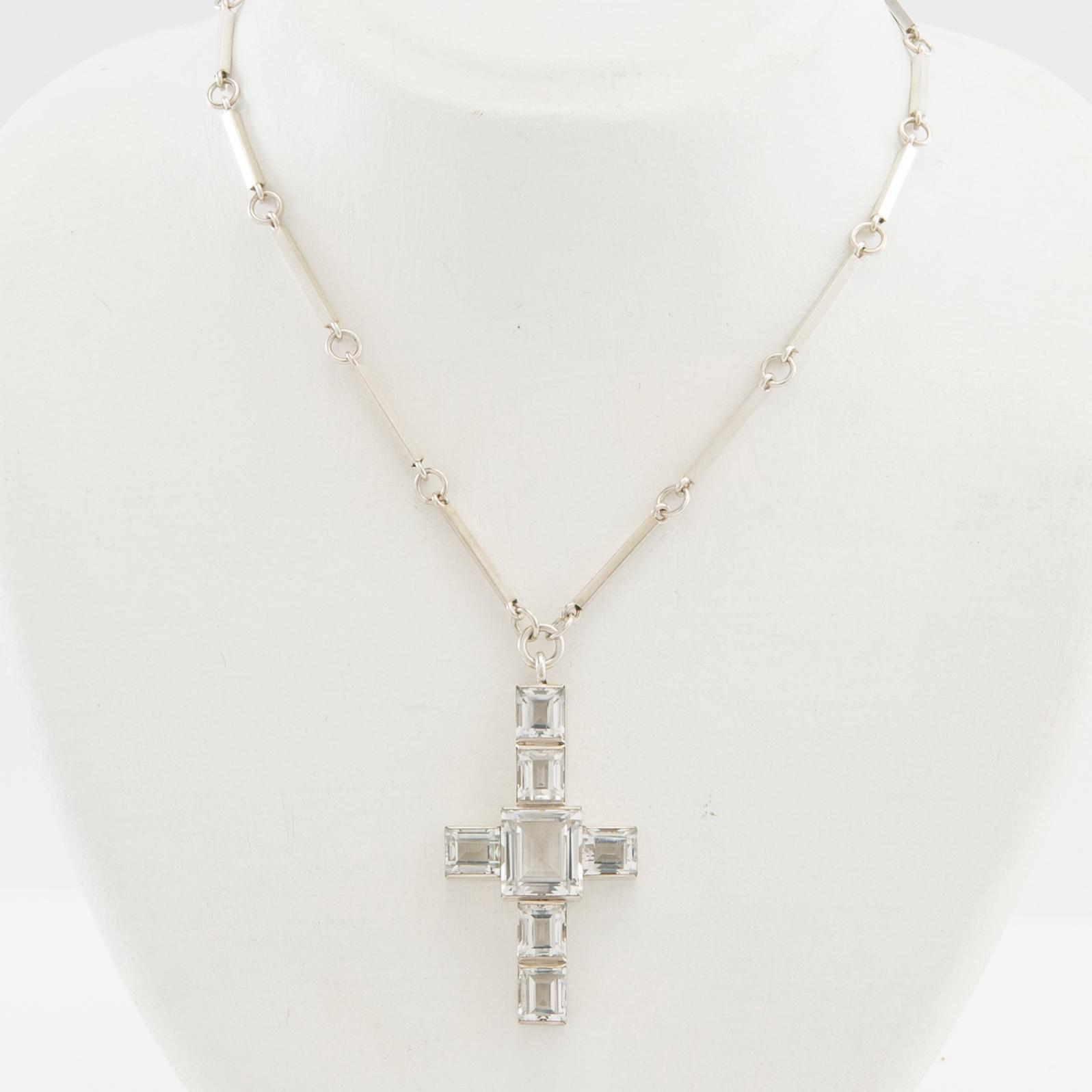 Wiwen Nilsson, Collier av silver och fasetterade bergkristaller i form av ett kors, Lund 1937.
