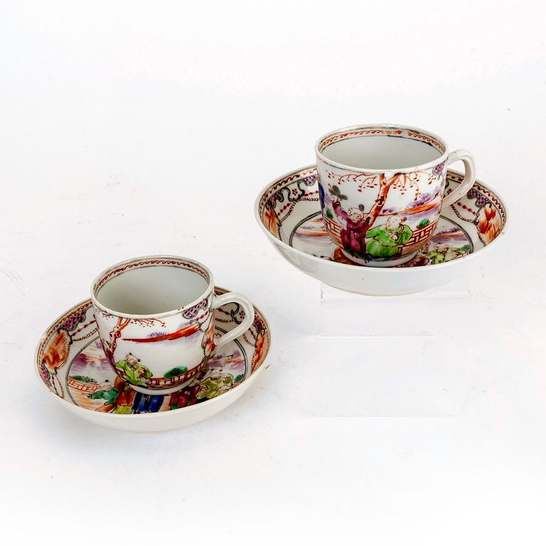 A set of two imari cups with stands from the 18th/19th Century.