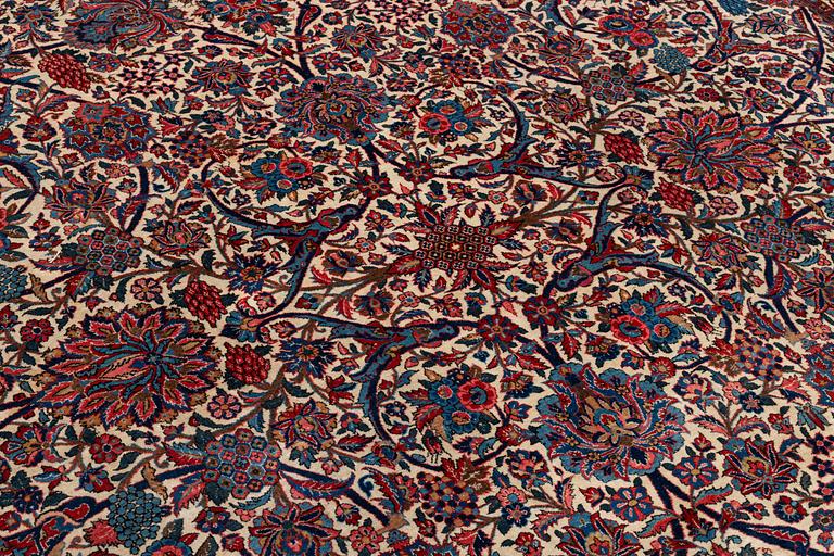 A semi-antique 'Dabir' Kashan, c. 432 x 315 cm.