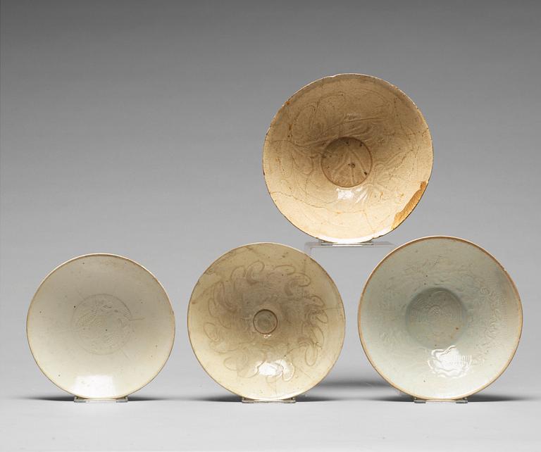 SKÅLAR, fyra stycken, keramik. Sungdynastin (960-1279).