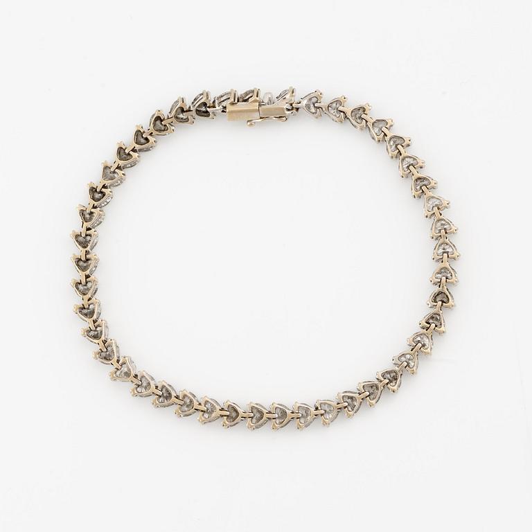 Armband 18K vitguld med hjärtformade briljantslipade diamanter.