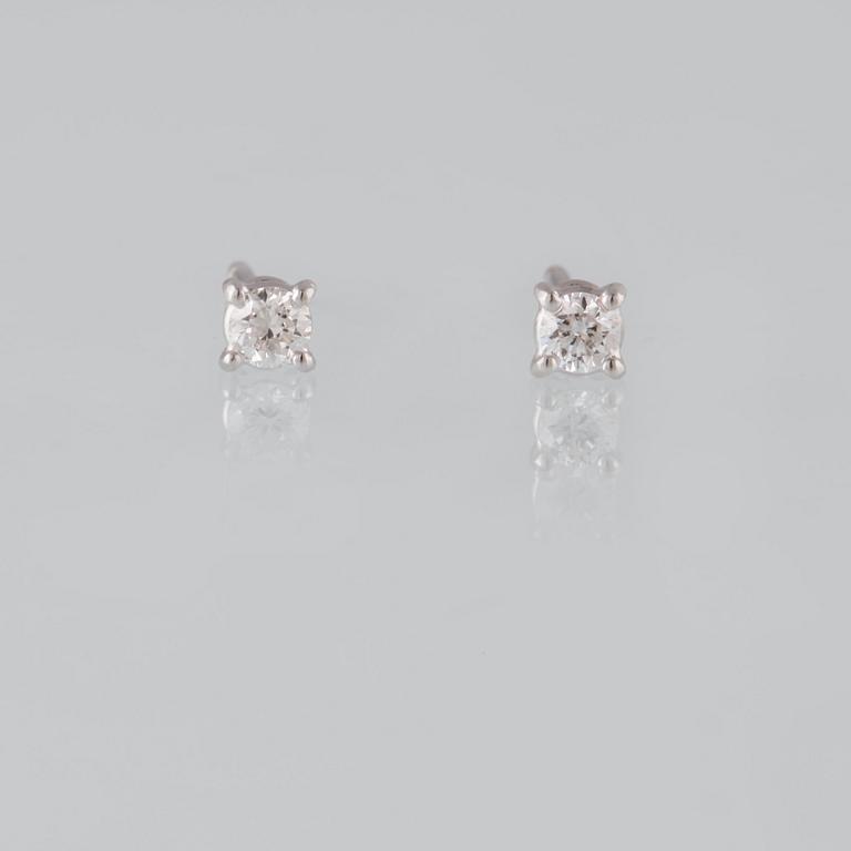 ÖRHÄNGEN, 18K vitguld med briljantslipade diamanter ca 0.22 ct. Vikt 1,2 gram.