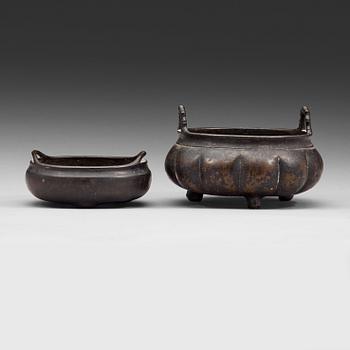 28. Two bronze censers, Qing dynasty with Xuandes six character mark.