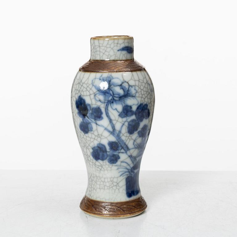 A Chinese porcelain vase and a bowl, around 1900.