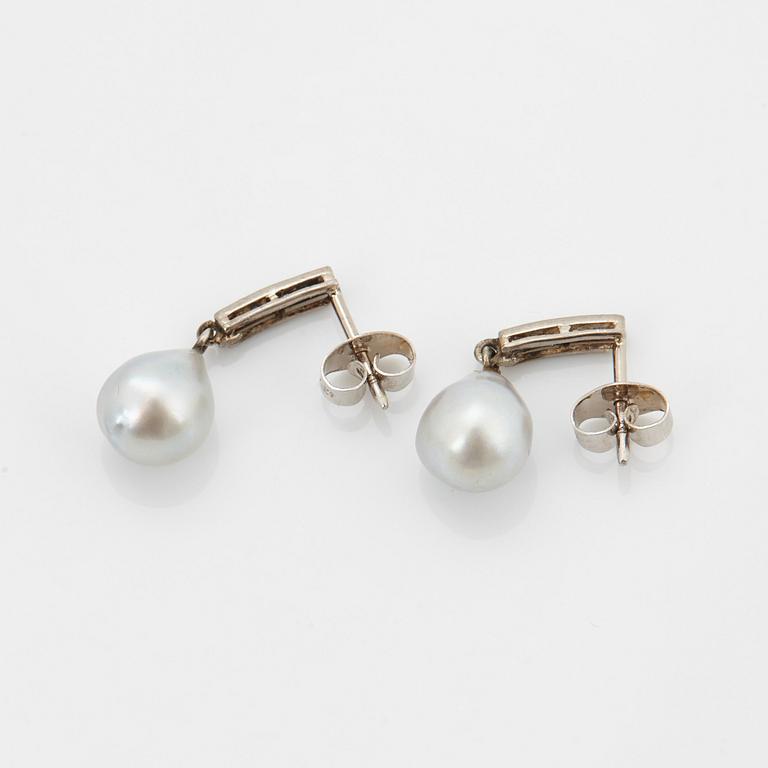 Ett par örhängen 18K vitguld med droppformade pärlor och åttkantslipade diamanter.