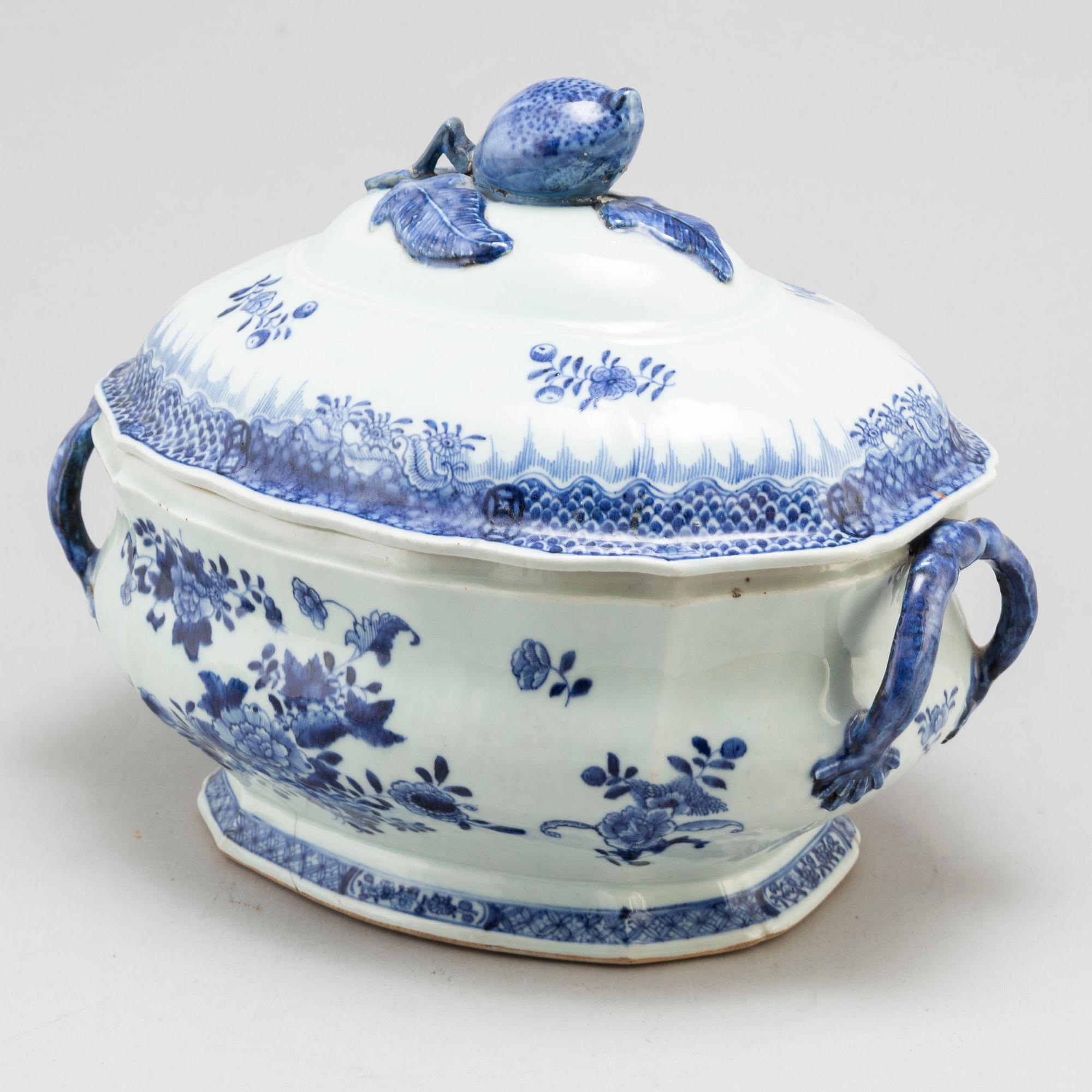 A large blue and white export porcelain tureen with cover, Qing dynasty, Qianlong (1736-95).