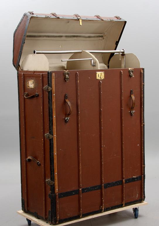 RESEKOFFERT/GARDEROB, 1900-talets första hälft.