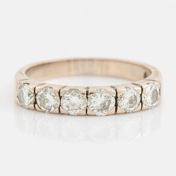 Ring, halvallians vitguld med briljantslipade diamanter.