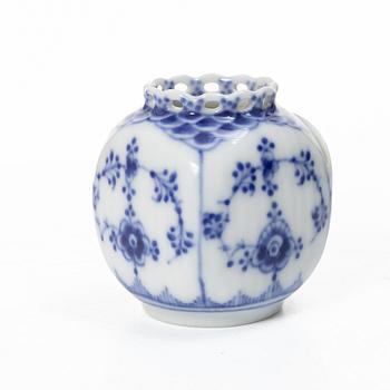 Royal Copenhagen, Kuvertvas, porslin, "Musselmalet", Danmark.
