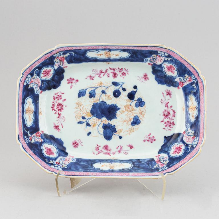 A blue and white and famille rose export porcelain serving dish, Qing dynasty, Qianlong (1736-95).