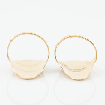 Thimble, finger guard and two rings, 18K gold, with fitted case.