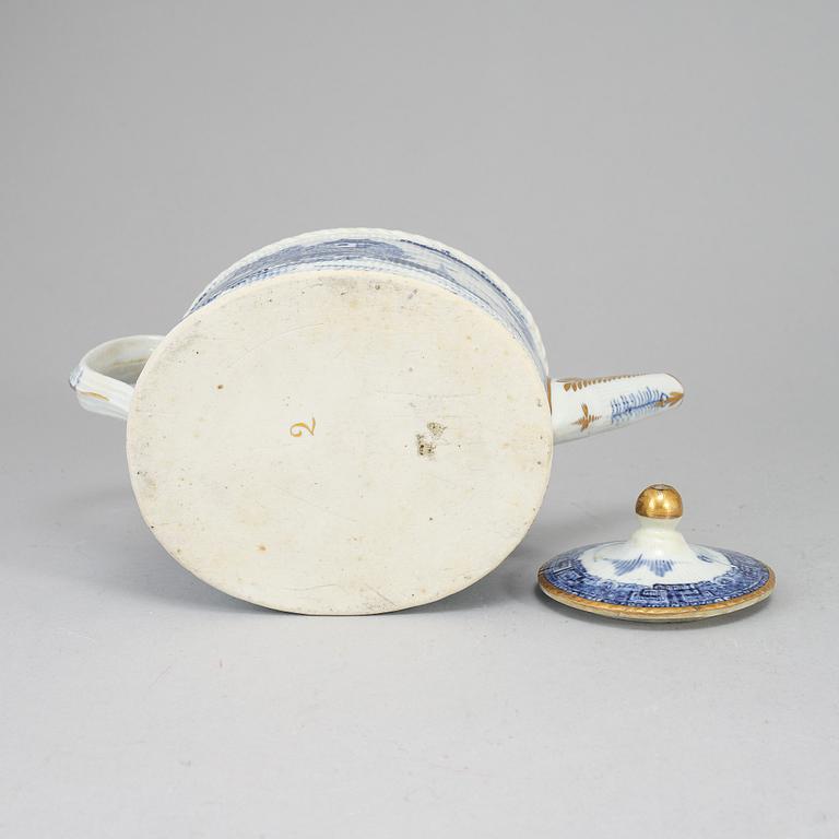 A blue and white export porcelain teapot with cover, Qing dynasty, Qianlong (1736-95).