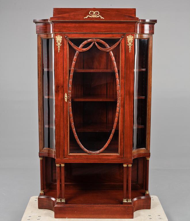 VITRINSKÅP, Christ & Quarack, Eisenbach, Tyskland, omkring 1900.