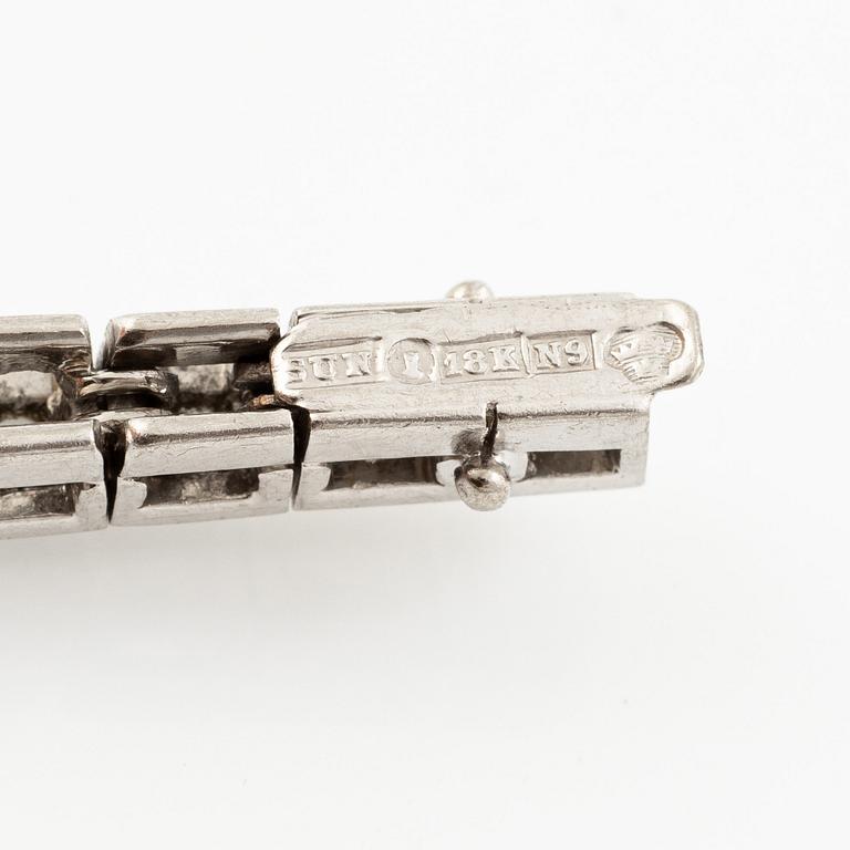 Tennisarmband 18K vitguld med runda briljantslipade diamanter.
