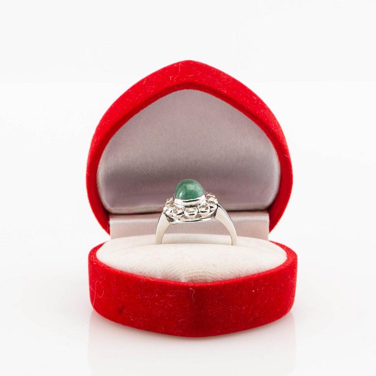 Ring, 18K vitguld med smaragd och diamanter.