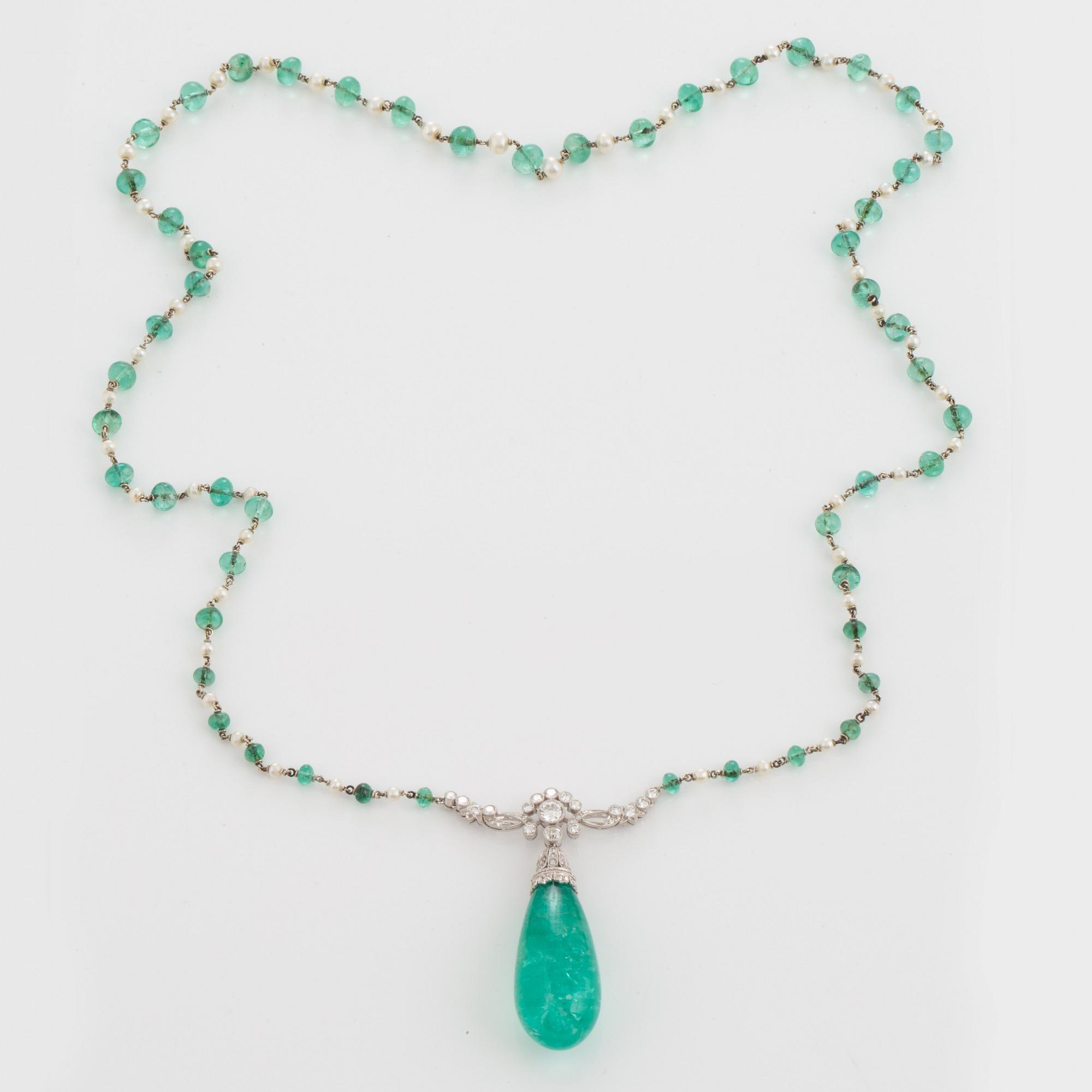 Collier med en droppformad smaragd mått ca 14.8 X 13.7 X 33.0 mm.