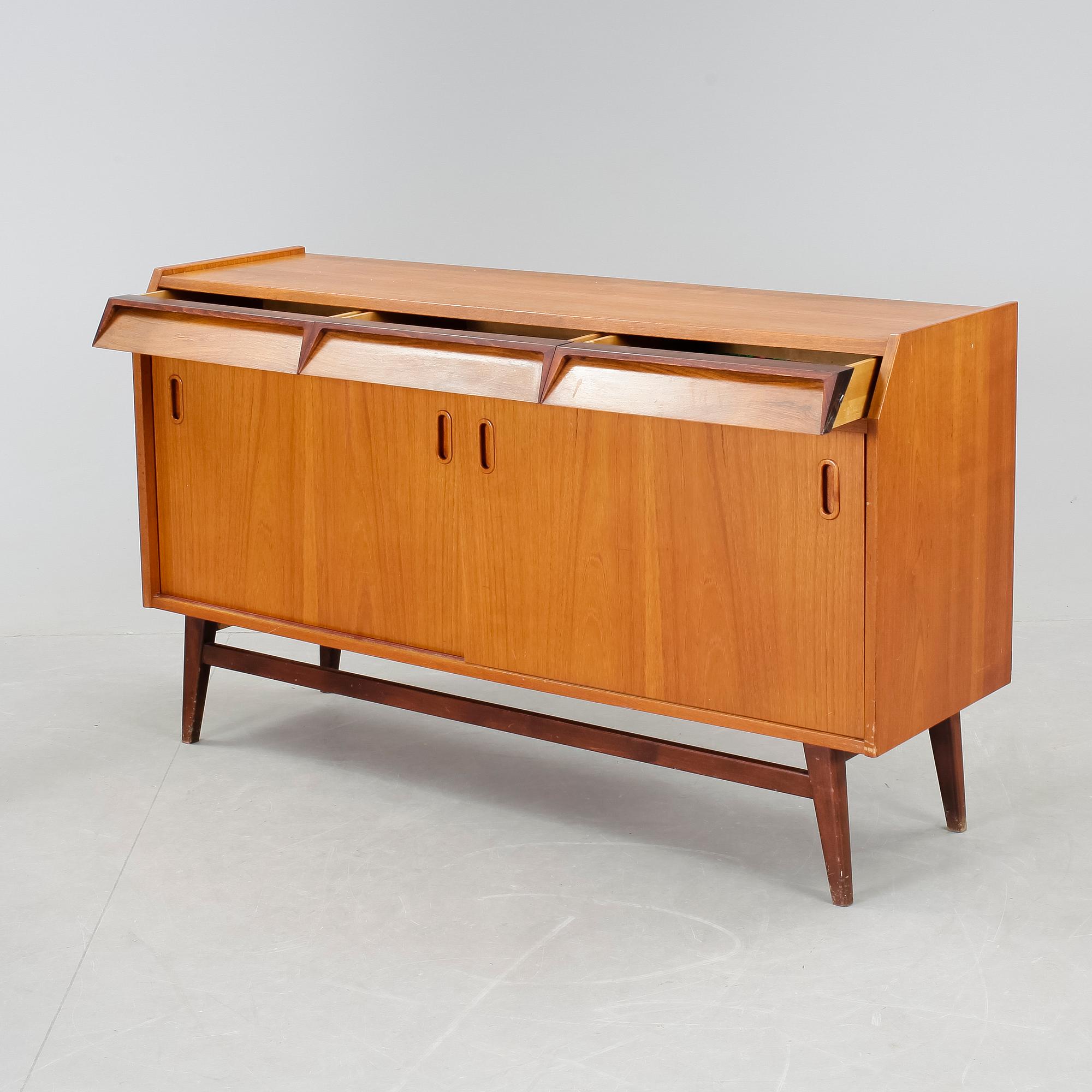 SIDEBOARD, Björsta Snickerifabrik AB, omkring 1900-talets mitt.