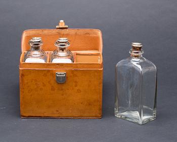 FLASKSCHATULL, läder, Palmgrens, Stockholm. 1900-talets mitt.