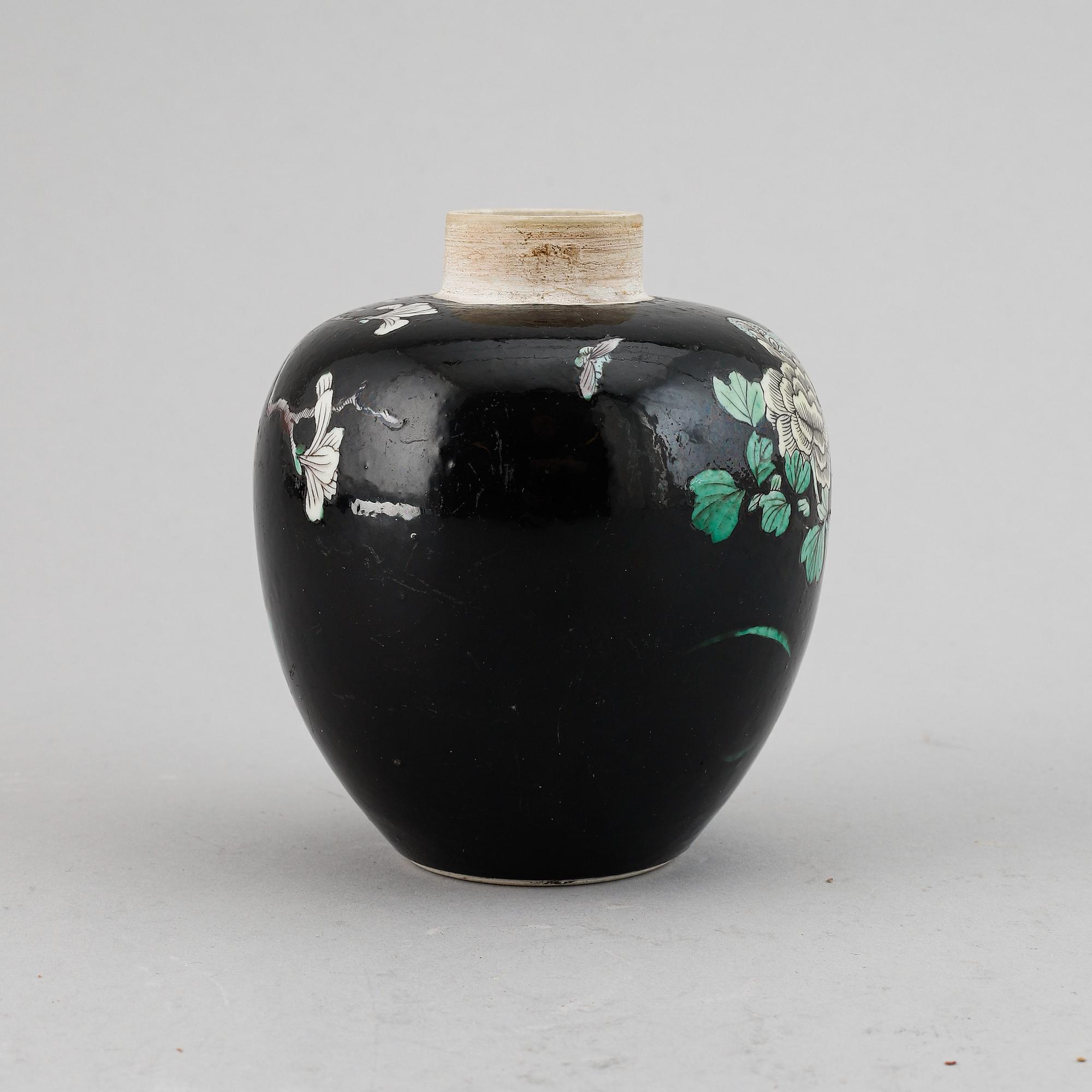 A famille noire jar, late Qing dynasty.