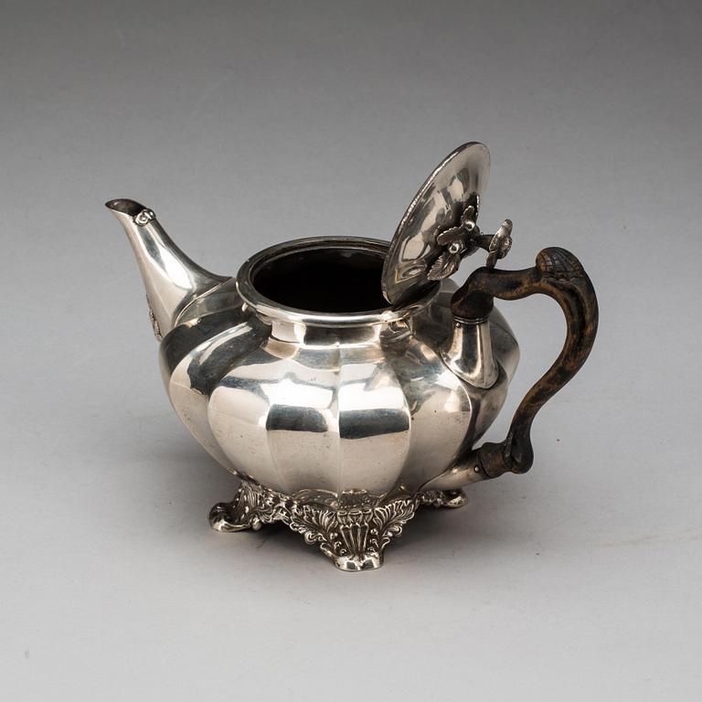 TEKANNA, silver, Gustaf Möllenborg, Stockholm, 1837, total vikt 830g.