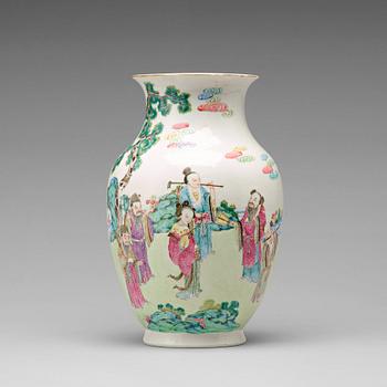 767. A famille rose vase, Qing dynasty, 19th century.