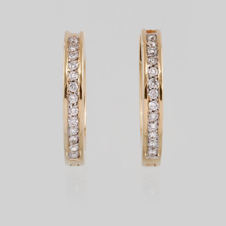 ÖRHÄNGEN, 18K guld med briljantslipade diamanter ca 2.00 ct, Manuel, Stockholm. Vikt 11,3 gram.