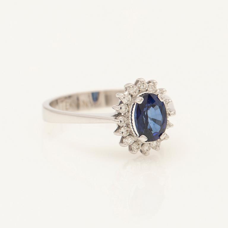Ring, 18k vitguld med safir och diamanter.