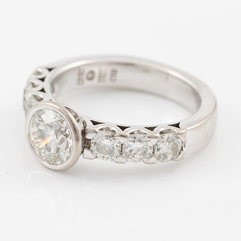 Ring, Atelier Ajour, 18K vitguld med briljantslipad diamant ca 1 ct med flanderslipade diamanter.