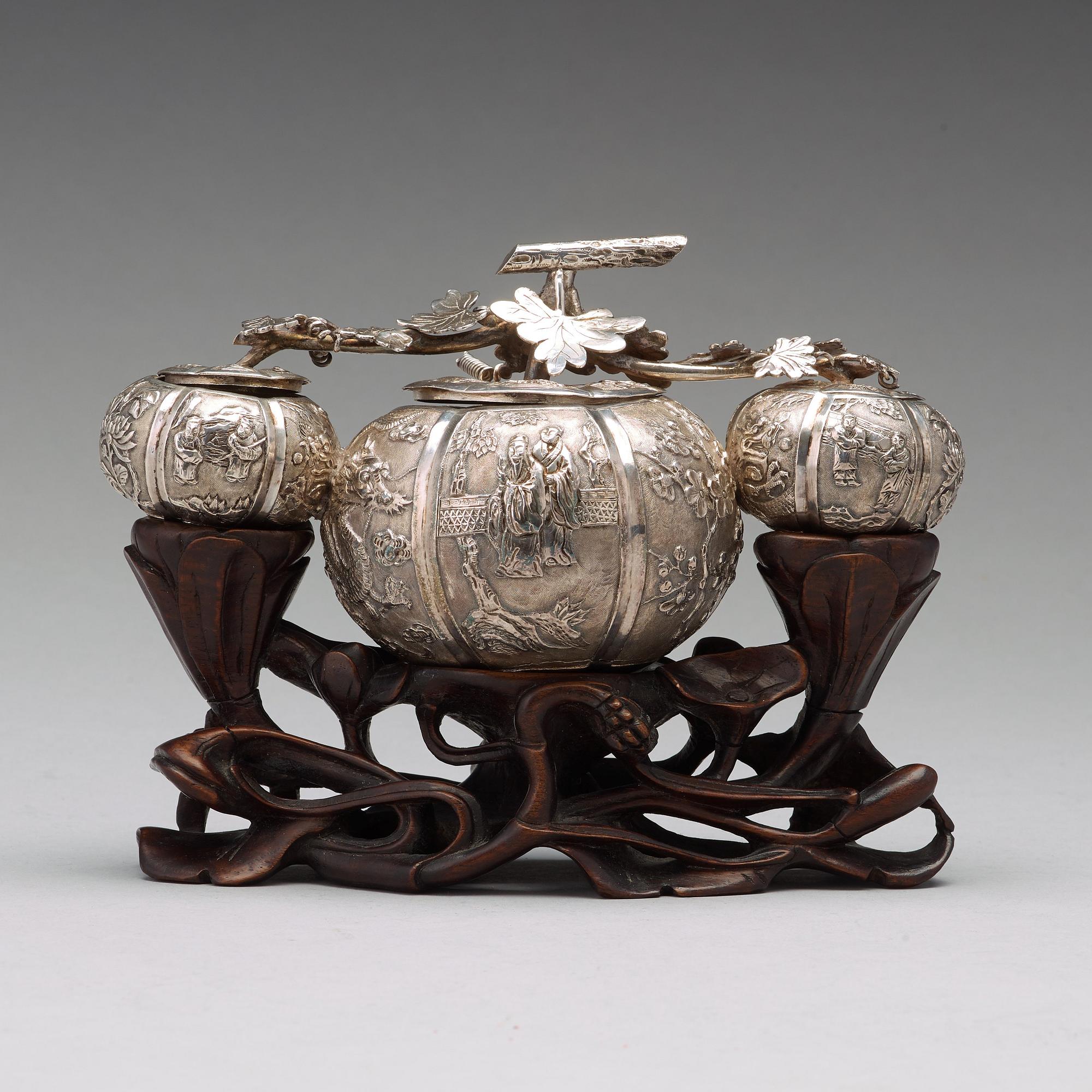 SKÅLAR MED LOCK, låghaltigt silver, Kina, 1900-talets första hälft.