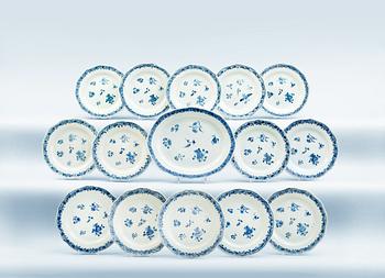 1602. A blue and white dinner service, Qing dynasty, Qianlong (1736-95). (23 pieces).