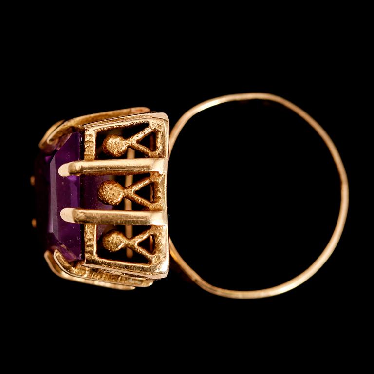 RING, 18 k guld, ametist. Total vikt ca 6 g.
