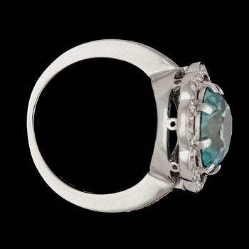 RING, rund fasettslipad zirkon med bård av små briljantslipade diamanter.