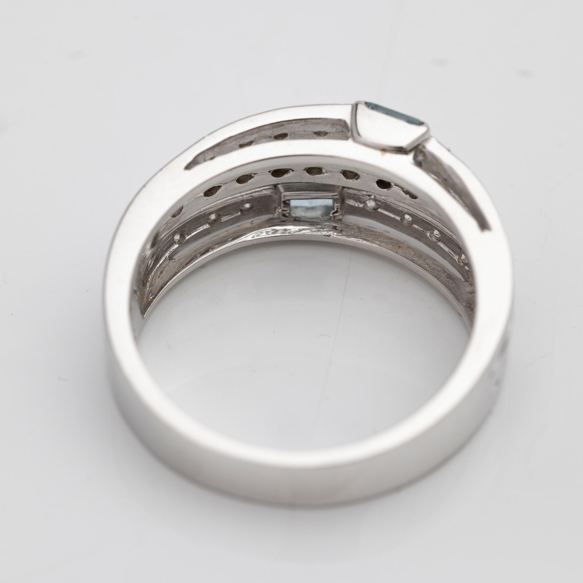 Ring, 18K white gold with aquamarines and brilliant-cut diamonds.