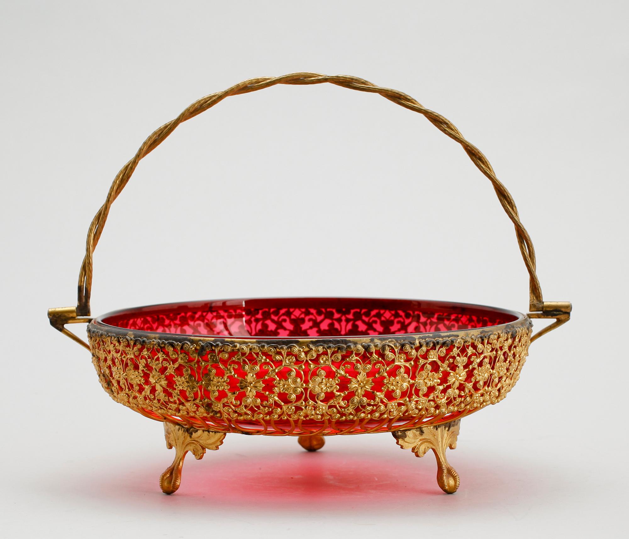 KONFEKTSKÅL, mässing, sekelskiftet 1900, skål av rött glas.