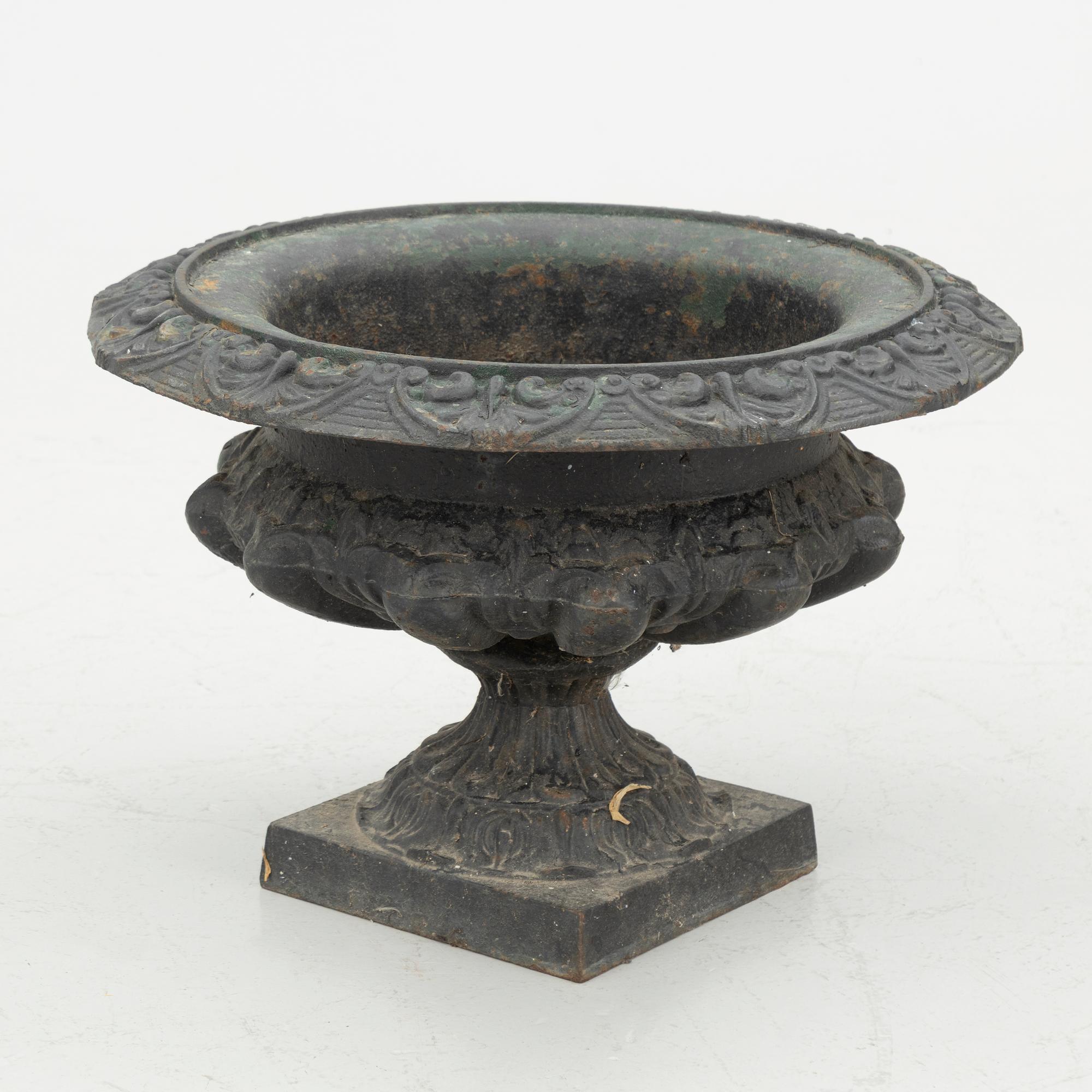A garden urn, first half of the 20th century.