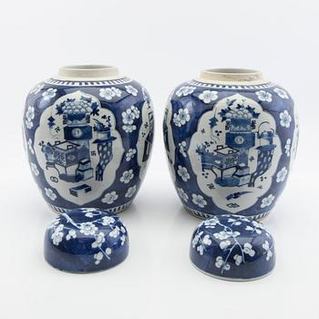 Lock urns, a pair, Kangxi style, 19th century.