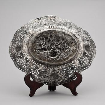 PRESENTER/UPPLÄGGNINGSFAT, silver, Tyskland, 1800/1900-tal. Totalvikt 956 gram.